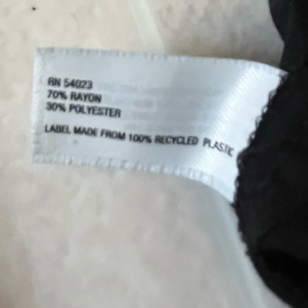 Women’s black Gap shorts, Size 6 with 4 inch inseam - Picture 5 of 5